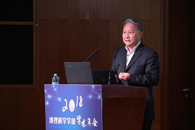 20181224154562982409706805.jpg 06图6林珲教授作报告.jpg