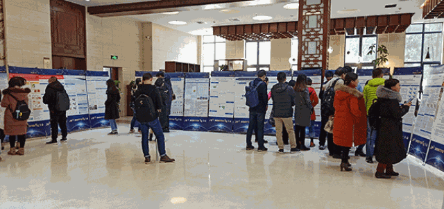 20181224154562997610004276.gif 14图14-展板交流.gif